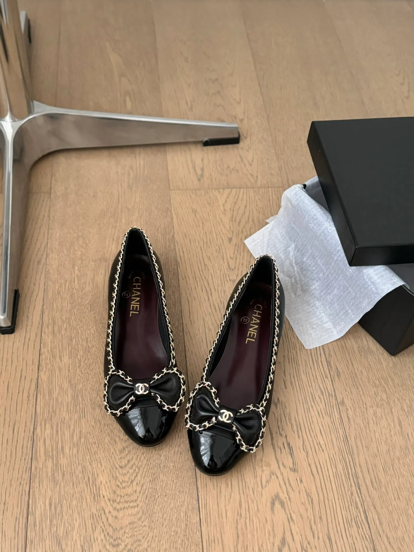 👟👟Ex-factory price 580👟👟 Purchasing agent Chanel Xiaoxiang 24A new chain double C thick heel shoes! 1:1 replica of the original. A classic among classics. It is perfect whether paired with trousers or skirts. The small round head design is very good at modifying the shape of the feet. A must-have for little fairies! The upper is made of imported lambskin, the lining is top-grade mixed sheepskin, and the outsole is imported Italian cowhide. Heel height: 2.5cm. Size: 35-39 (40/41/42/43 customized)